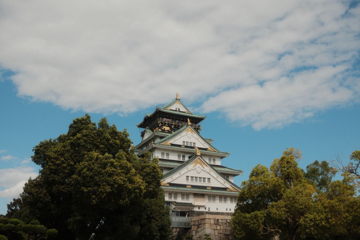 Vue du Château d'Osaka sur le paysage urbain moderne