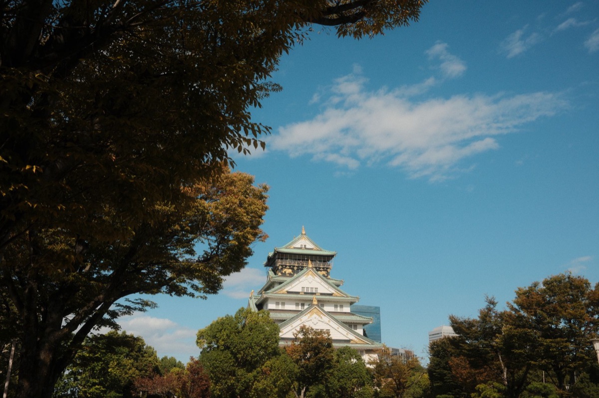 Castello di Osaka in contesto urbano moderno