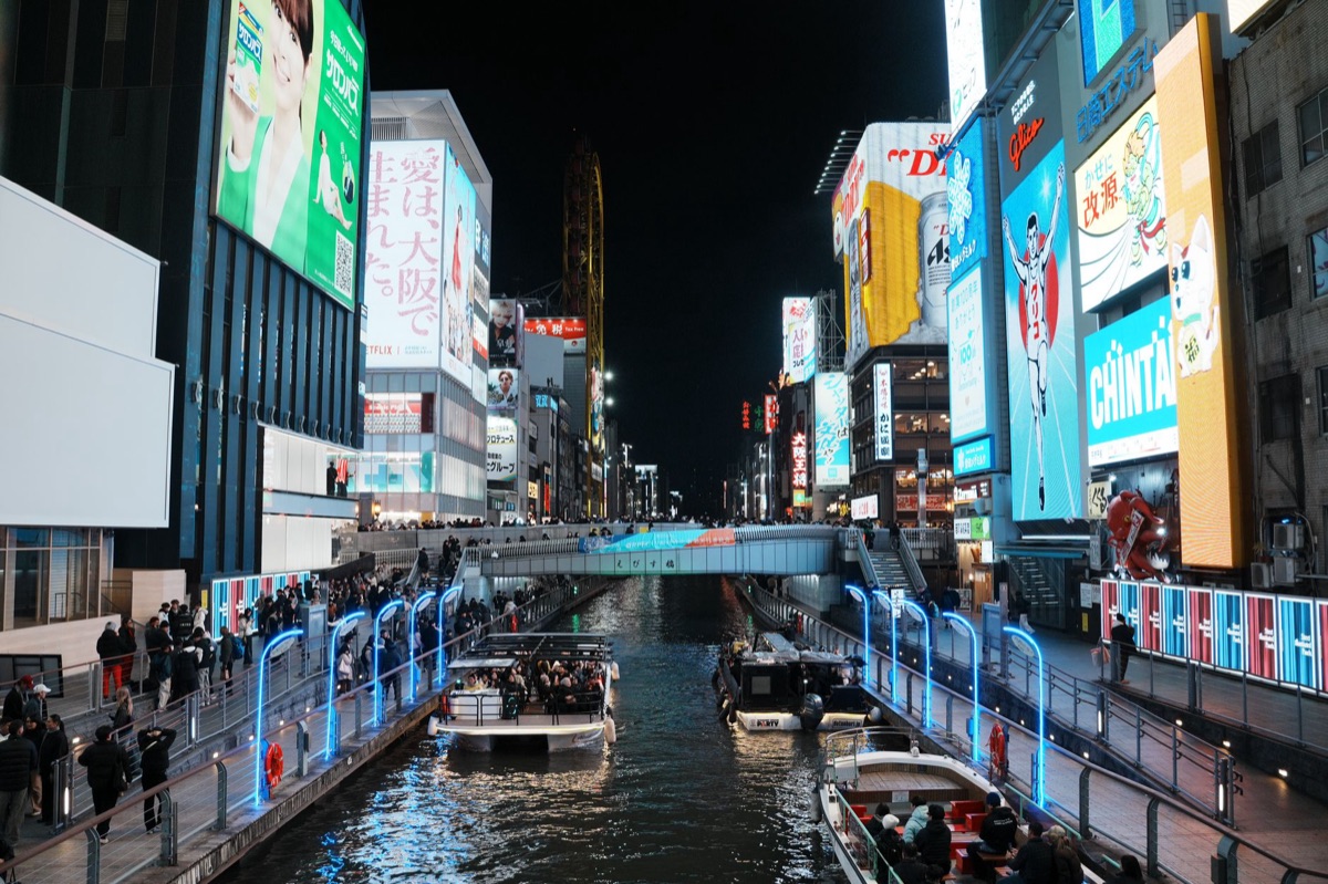 Vue de la rue Dotonbori à l'ouest, lumières néons, pavé mouillé