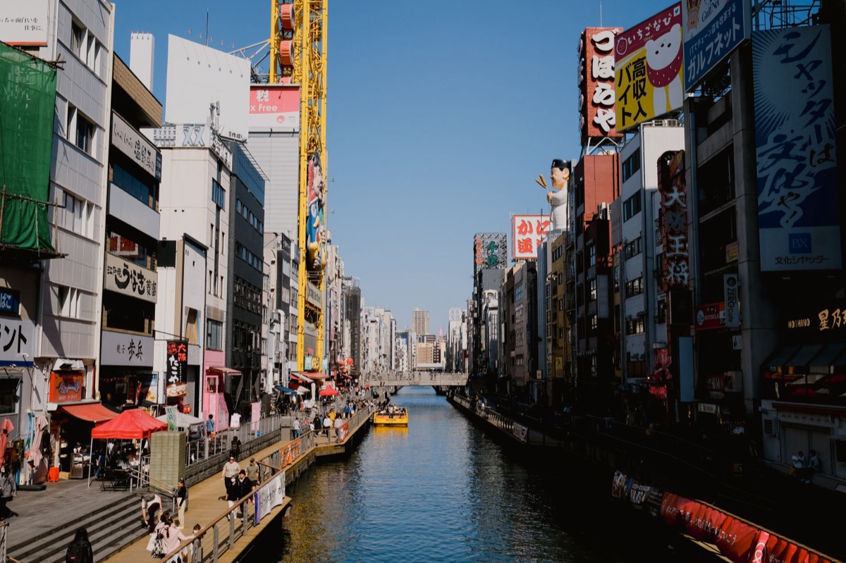 Vendeur de food en rue Dotonbori, stands et poubelles