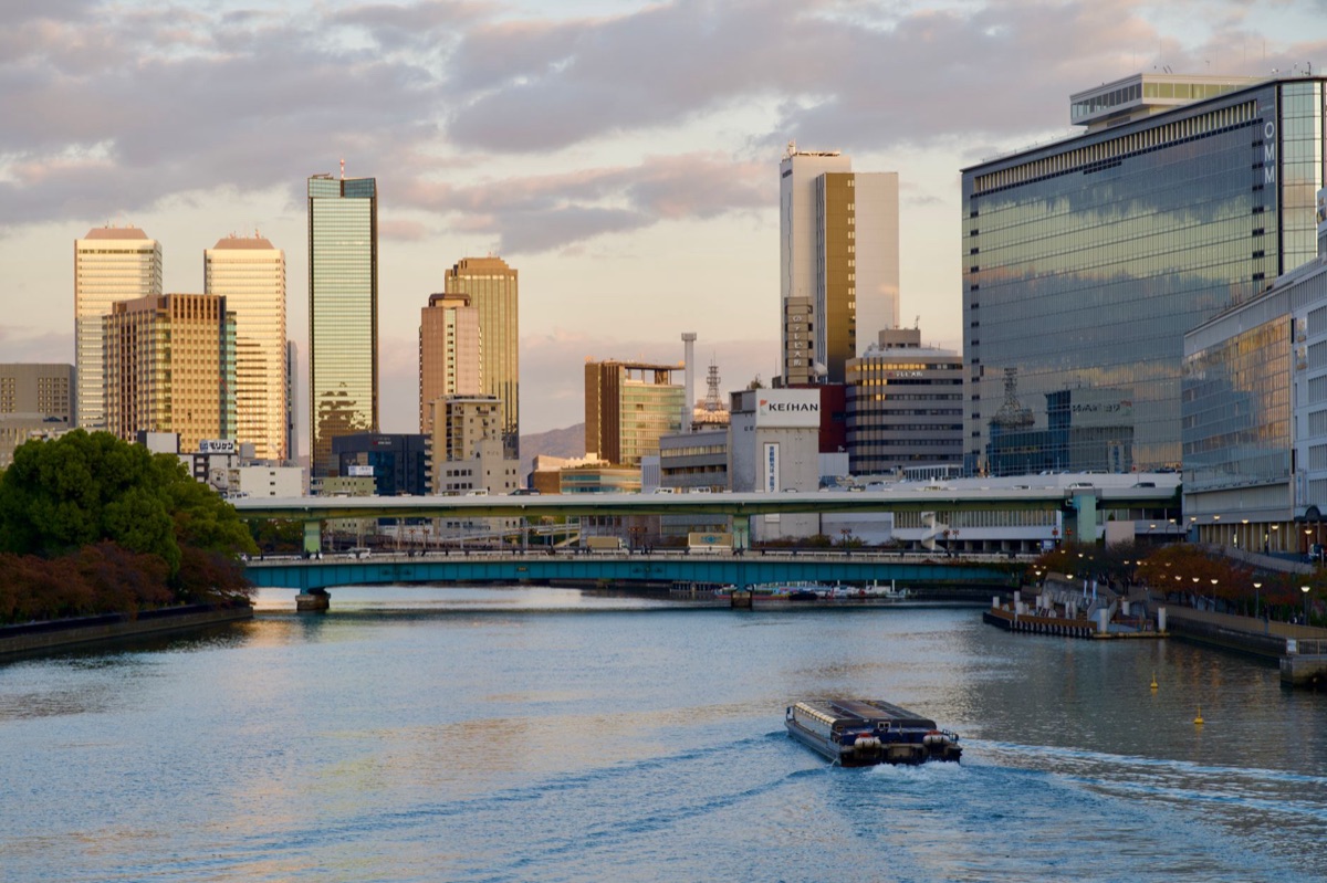 Un distrito comercial moderno de Osaka