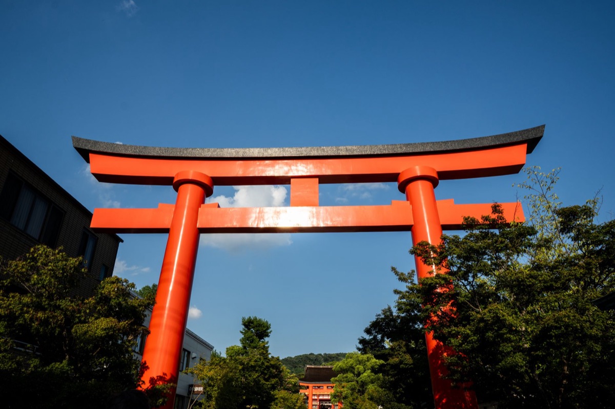 Shrine de Shinsekai, porte torii rouge