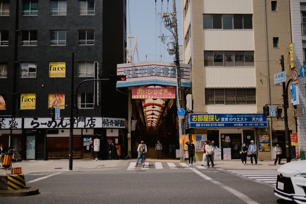 Mercado de Osaka com vendas de madeira