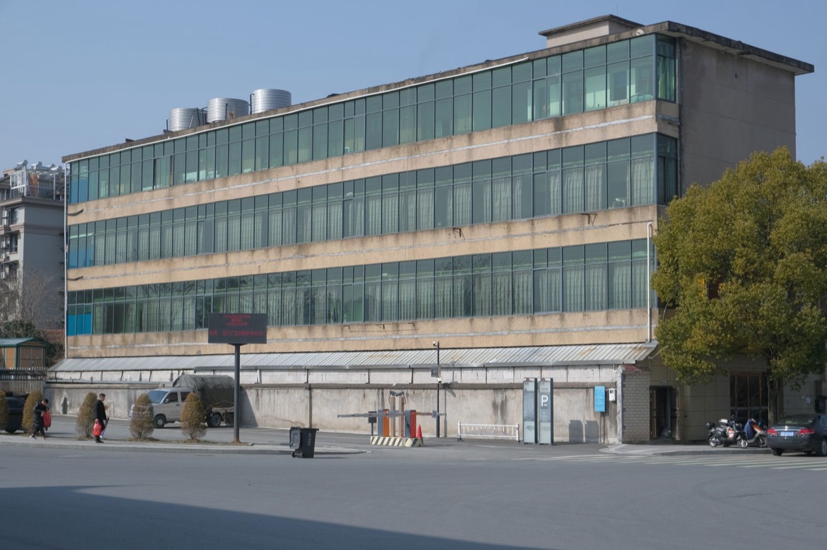 Historischer Baubereich mit moderner Glasfassade