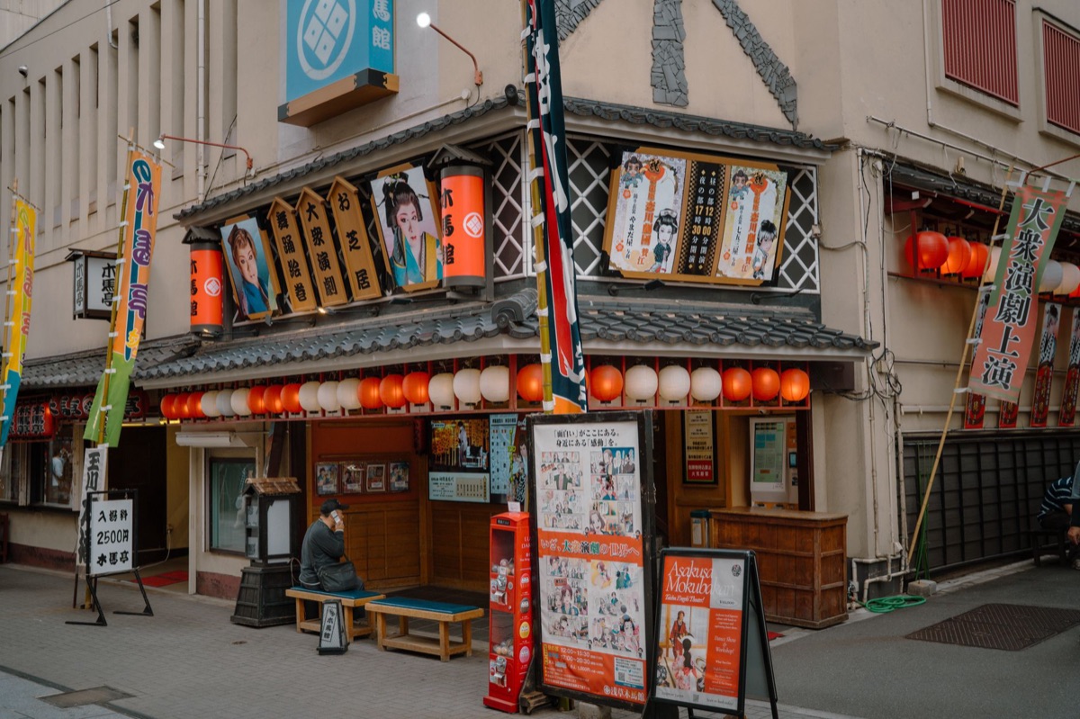 Vendedor tradicional de kushikatsu em Osaka