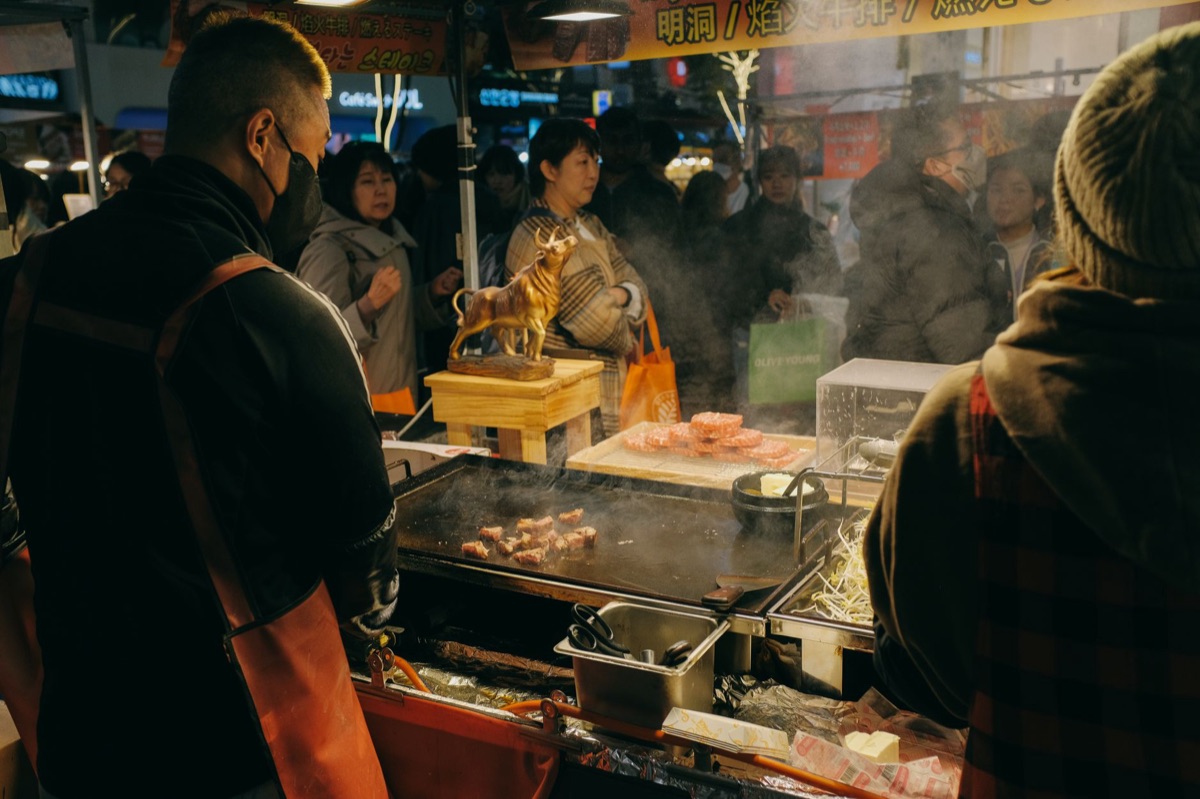 vendedor de comida no mercado de osaka