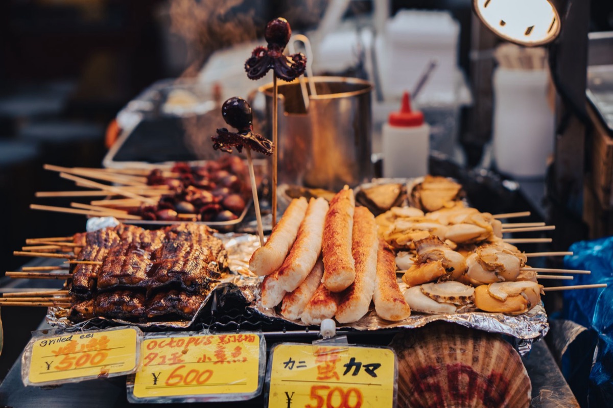 Ristorante tradizionale con varietà di cibo in evidenza