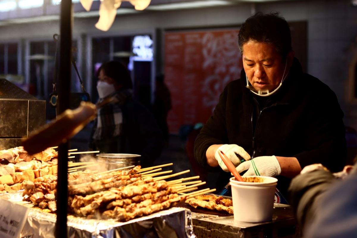 Dotonbori 3uur 7zitjes voltooid: Dotonbori food stall met gegrilde skewers en takoyaki