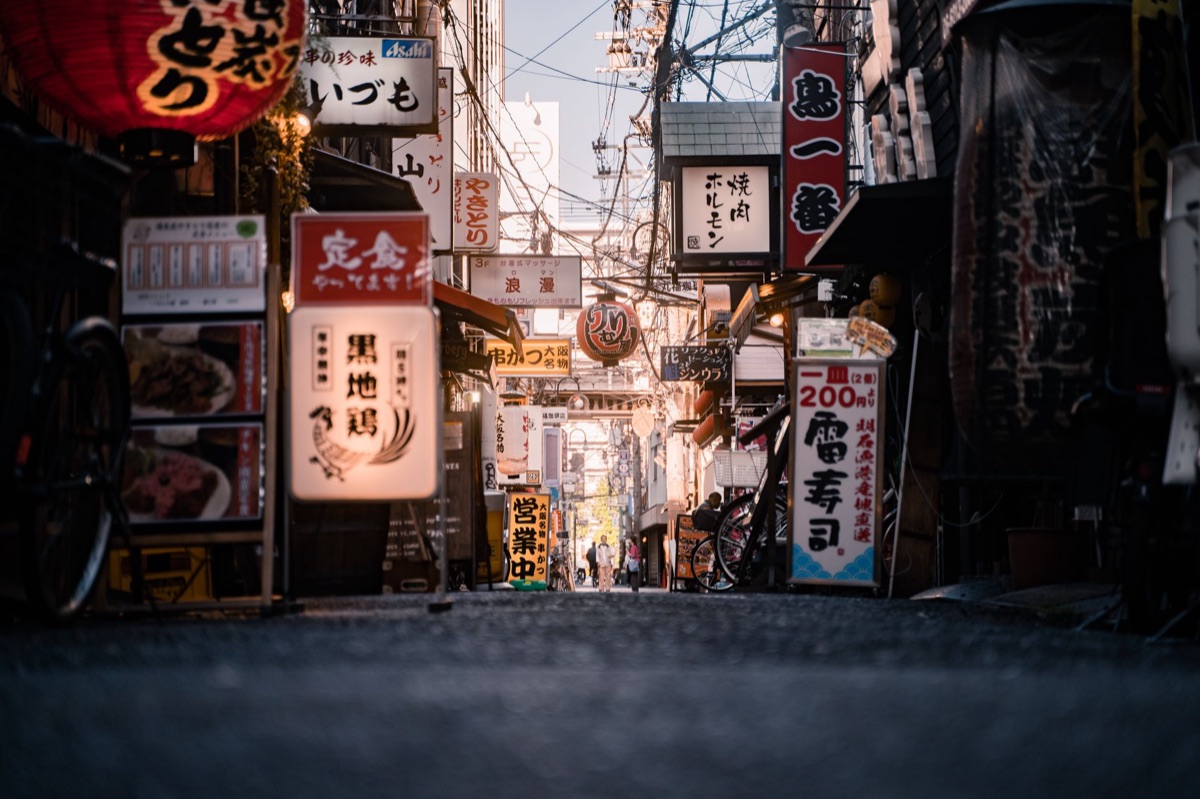 Dotonbori 3uur 7zitjes voltooid: Dotonbori straat met neonlichten en etenschappen