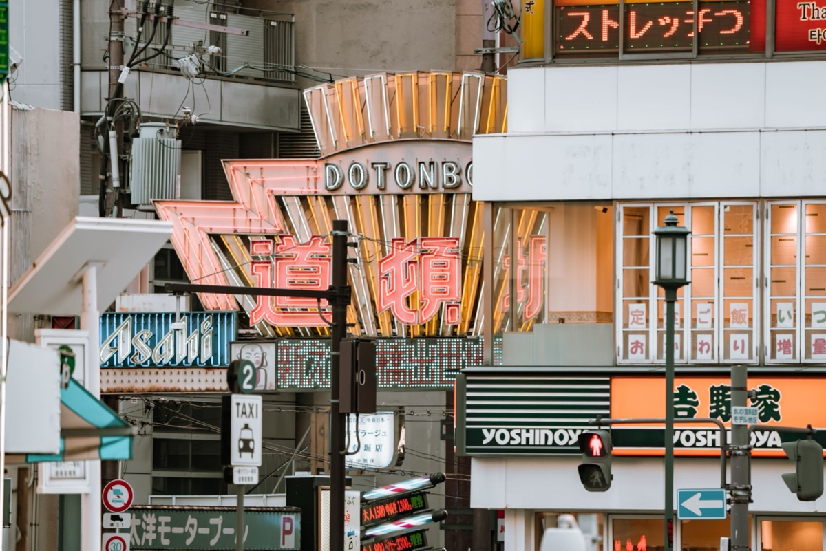 道頓堀美食攤位，夜市氣氛