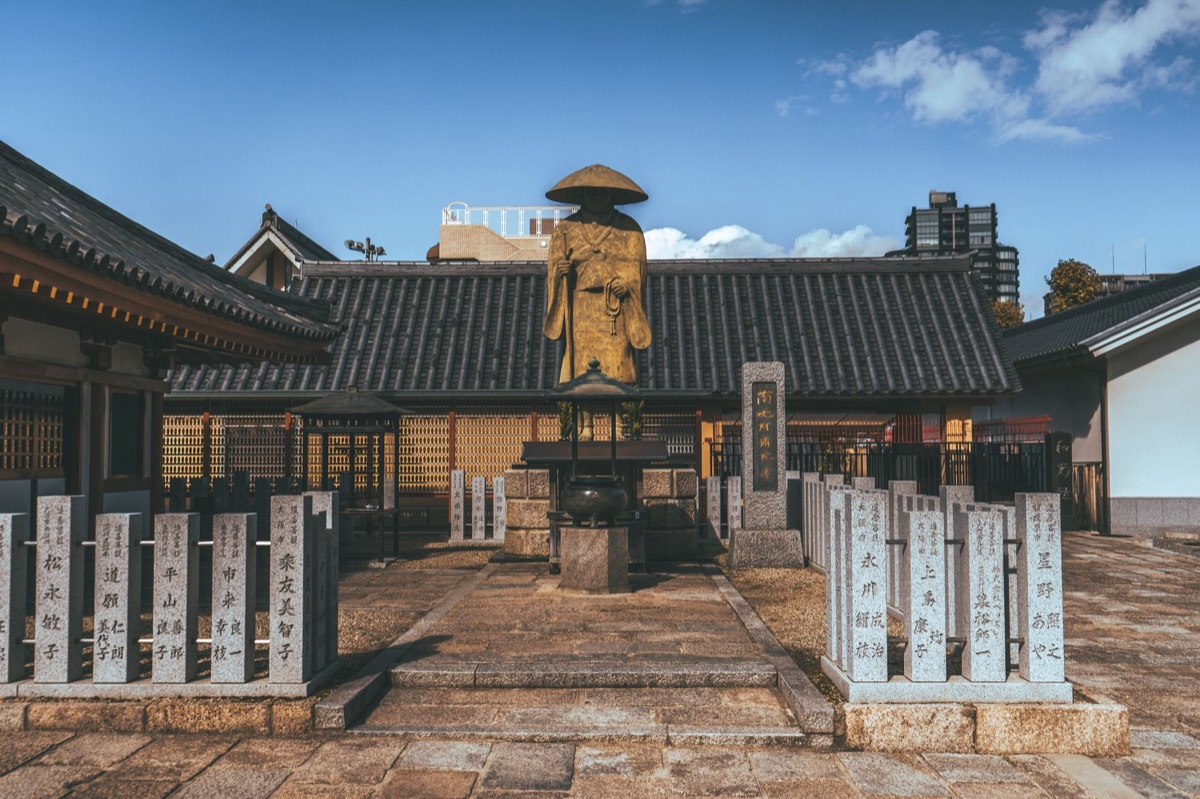 templo gate osaka