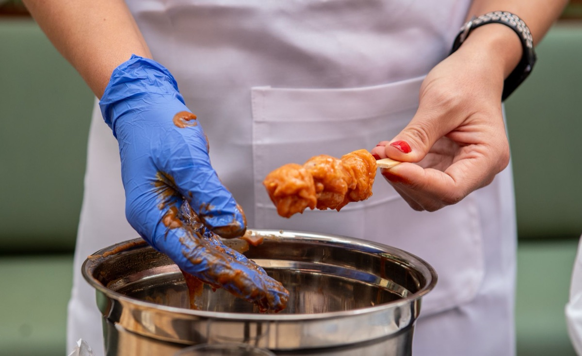 escena de un skewer de kushikatsu con topping de yakitori
