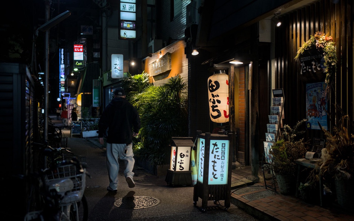 interior de un restaurante de kushikatsu con decoración tradicional de Osaka