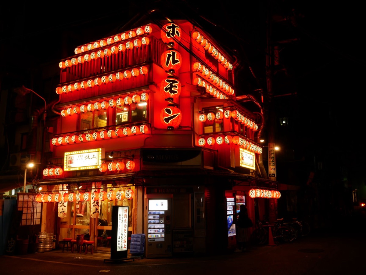 Vendeur de kushikatsu sur une rue d'Osaka
