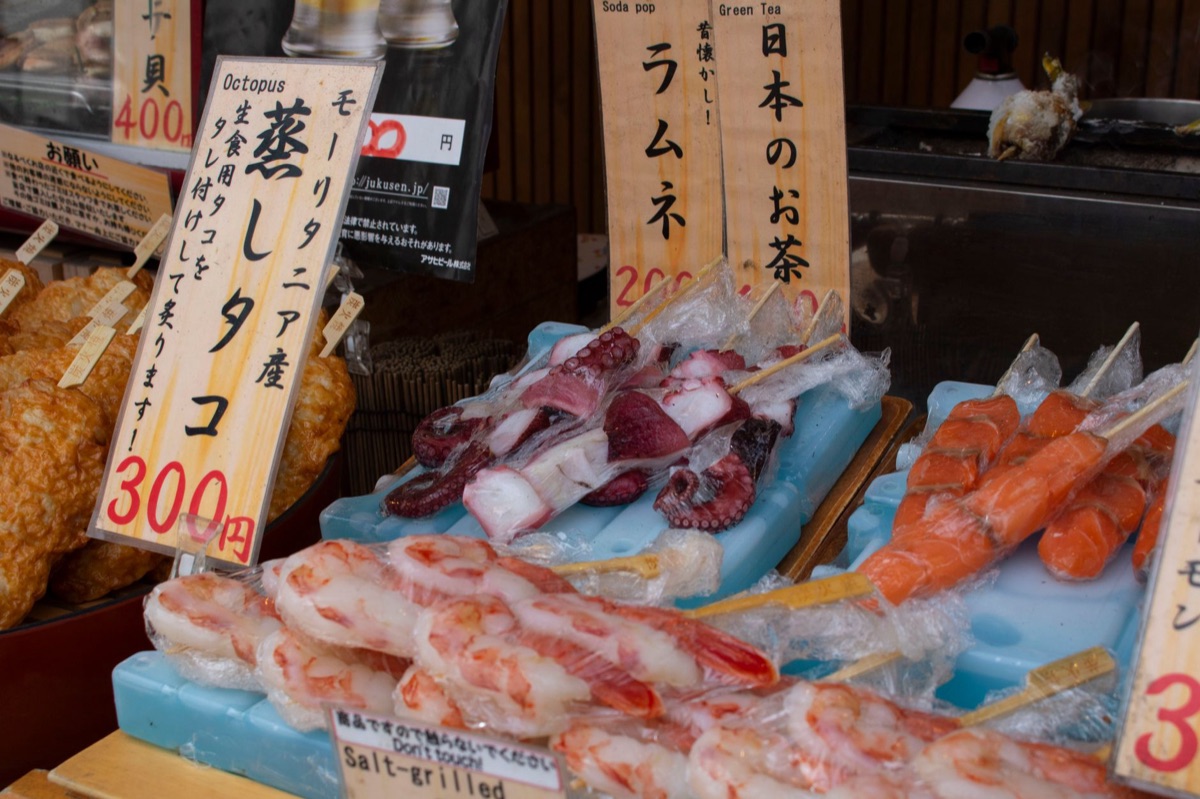 Praia de Osaka: Uma venda de kushikatsu com skewers de carne e batata frita
