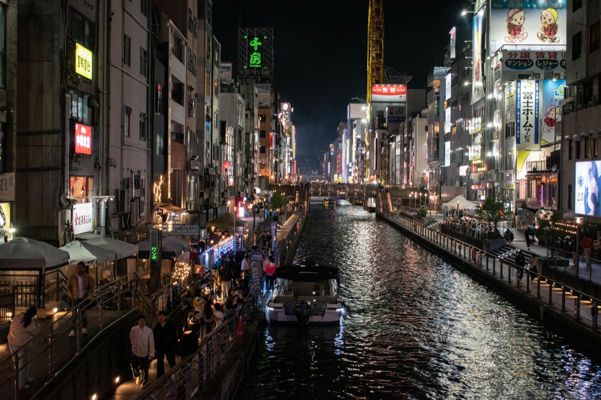 Straatlantaarnen Dotonbori bij nacht