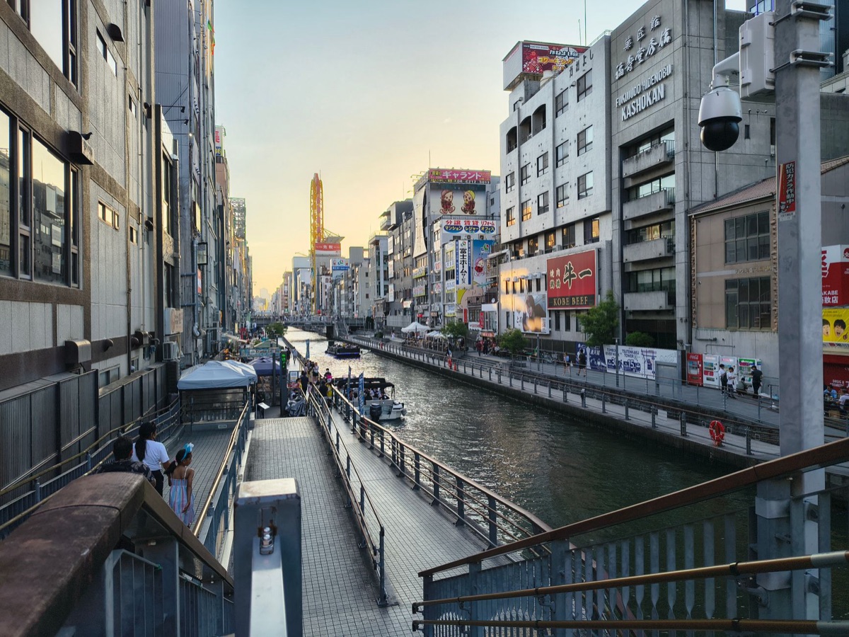 Voerzaken Dotonbori vanaf een hoek