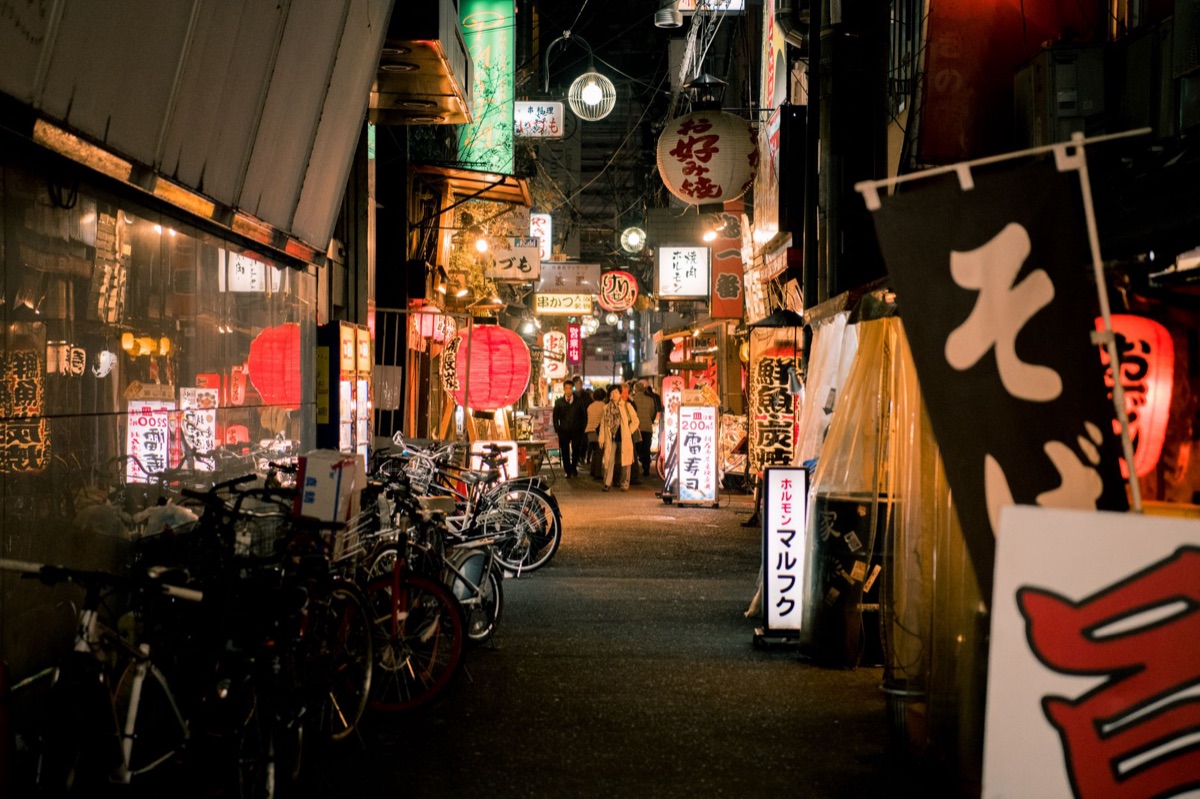 道頓堀夜市風景，燈火通明的街頭