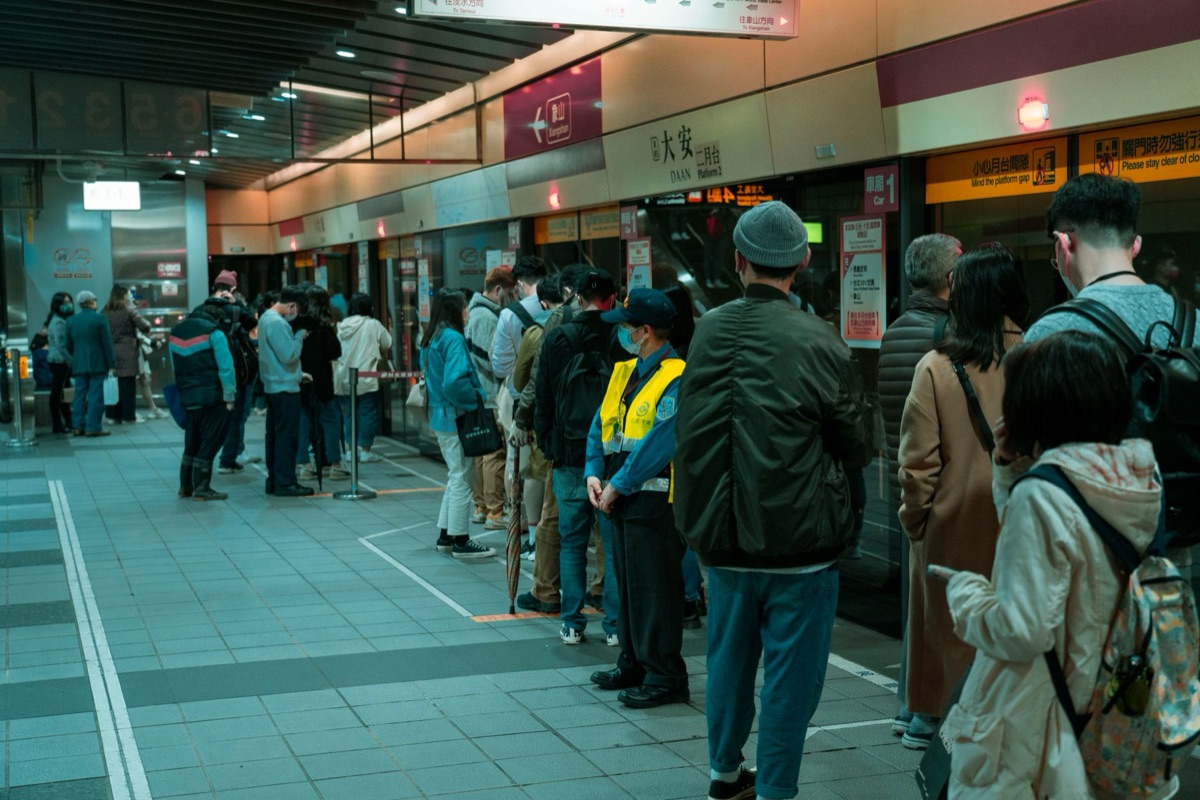 USJ bezoeker in rij met coupon pass
