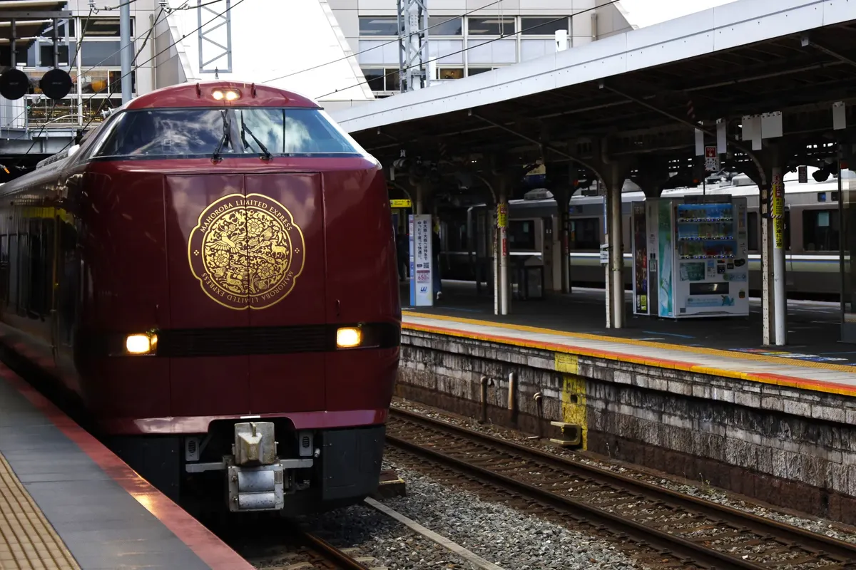 在京都站日本站臺，Mahoroba有限 Express 車站等待發車。