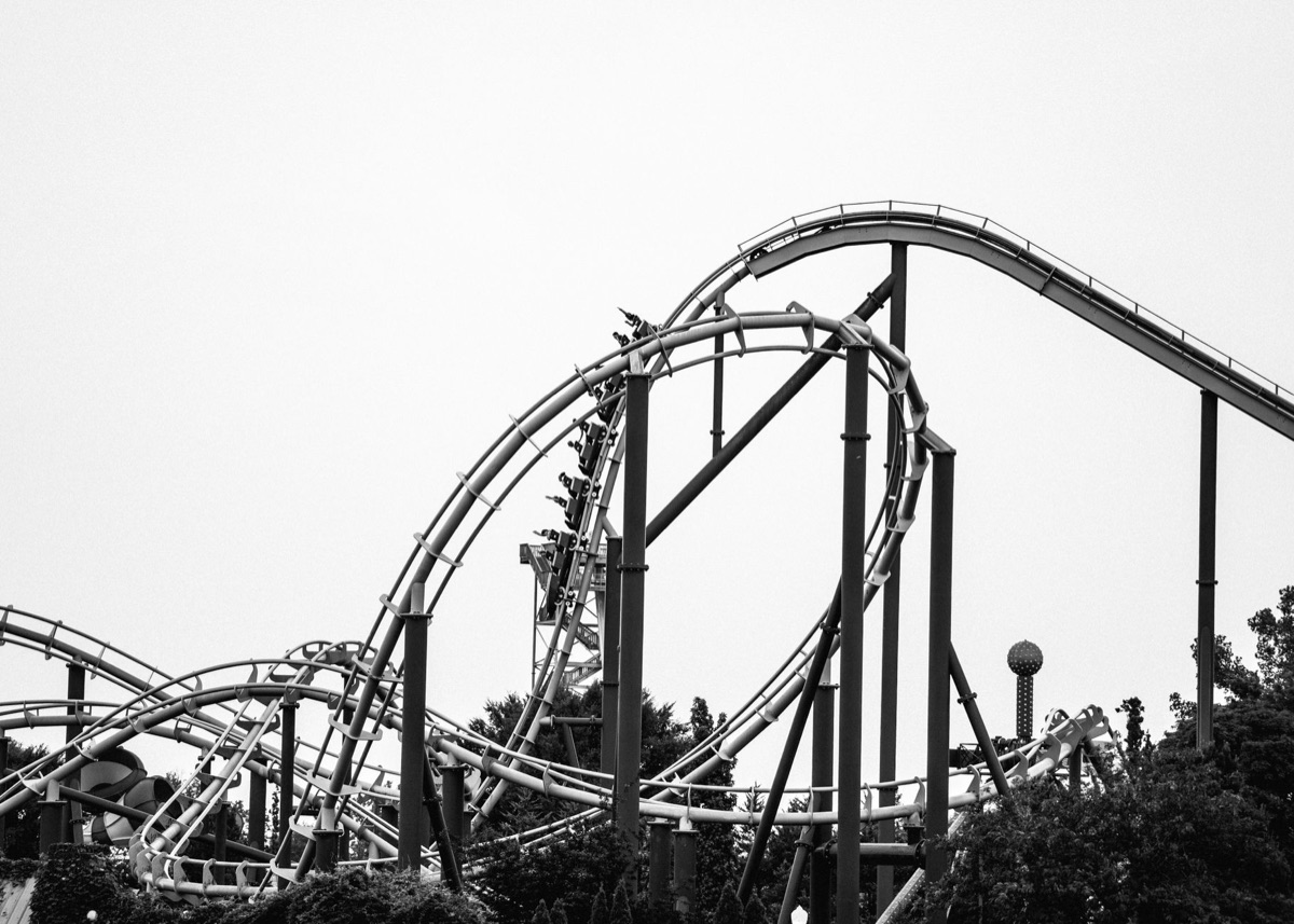 La fila de una montaña rusa en Universal Studios Japan.